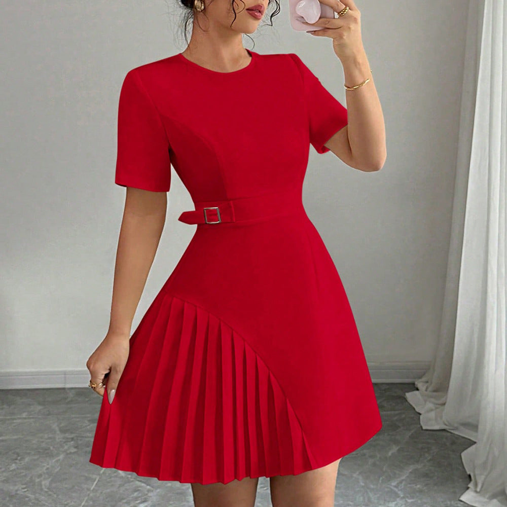 Serena Ken Amélia dress in flowing fabric with floral pattern, featuring a fitted bodice and flared skirt.