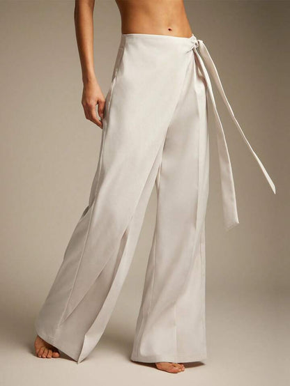 Vêtements Liora de Serena Ken, mannequin portant une tenue élégante en tissu léger, couleurs neutres, style moderne.