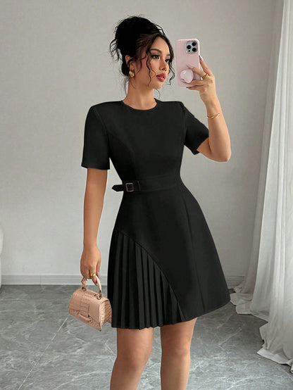 Serena Ken Amélia dress in elegant fabric, featuring a flattering fit and stylish design perfect for special occasions.